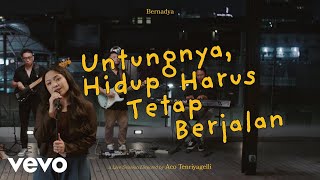 Bernadya  Untungnya Hidup Harus Tetap Berjalan Official Live Performance [upl. by Jermyn]