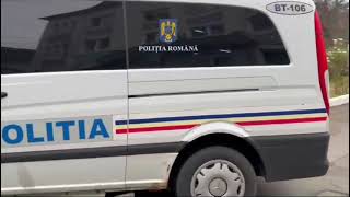 Mandate de percheziție puse în executare de polițiști [upl. by Anuahsar533]