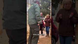 quotSin ellos no estaría yo aquíquot conmovedor abrazo de una víctima de la DANA a la Guardia Civil [upl. by Ricker730]