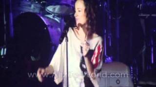 alizee cantando horrible en el auditorio nacional la isla bonita [upl. by Atsirk163]