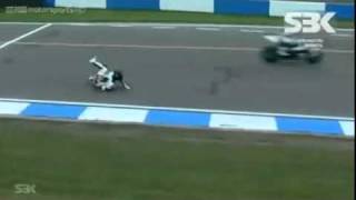 SBK 2011 Donington impressionante Park Maxime Berger loses wheel 2011 perde ruota posteriore crash [upl. by Mairym]