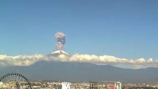 Incredible video shows the Popocatépetl Volcano erupting in Puebla Mexico [upl. by Olwena]