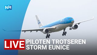 TERUGKIJKEN 🔴 Piloten landen op Schiphol in storm Eunice [upl. by Ecnarrat]