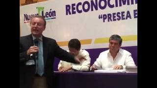 Gilberto Lozano hace tragar camote al bronco [upl. by Africah452]