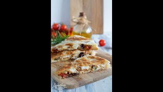 CALZONE di SFOGLIA in PADELLA con PEPERONI 🤤 Shorts [upl. by Alaunnoif]