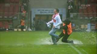 Polska  Anglia Kibice uciekają stewardom  Stewards vs fans diving on the pitch funny [upl. by Hgierb]