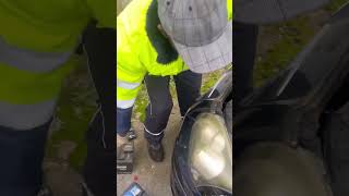 OpiOsi wechselt Batterie bei laufender Maschine Nicht nachmachen⚠️kfz Workshop work viralvideo [upl. by Galatea]