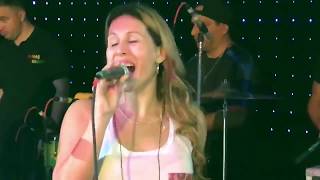 CANTA ROMINA LESCANO EN VIVO Tropitango Bailable [upl. by Steffen]