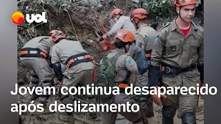 Deslizamento em TeresÃ³polis Bombeiros usam motoserra e enxada nas buscas por jovem desaparecido [upl. by Ginger821]