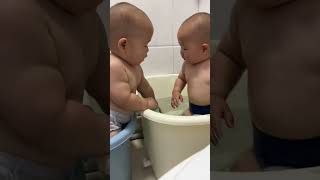 Twins Having A Water Fight In The Bath baby brotherheart funny brothersbyheart cute [upl. by Bivins346]