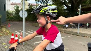 Achtung Kinder  Schulweg mit dem Fahrrad Erste Schritte in Richtung sichere Fahrt 🚴‍♀️ [upl. by Ytsirhk]