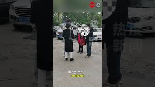 男子救起落水学生，父母提着礼物哽咽感谢，男子有能力的，看到都会帮落水救人 感谢 双向 [upl. by Marela]