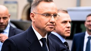 Andrzej Duda odwiedził grób Kaczyńskich Zaczepiła go grupka ludzi Oto jak zareagował [upl. by Lewak467]