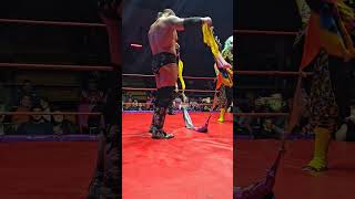 Panic Clown sorprende al Texano Jr en la Arena Neza [upl. by Oos]