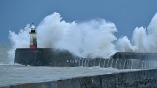 Sturm quotBellaquot tobt an Südenglands Küste  AFP [upl. by Aowda357]