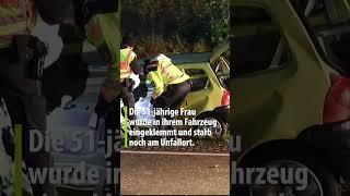 Tödlicher Unfall auf B 33 Autofahrerin prallt zwischen Mönchweiler und Peterzell gegen Lkw [upl. by Inez941]