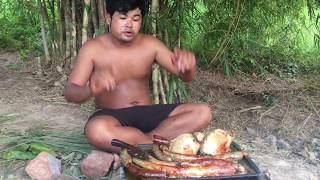 Cooking Pig intestines on Rock  Cook Pork Intestine Eating Delicious in Forest [upl. by Renault700]