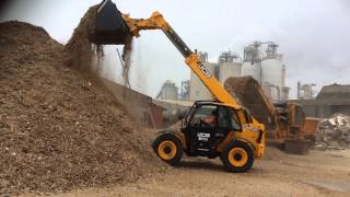 Afvalhout recycleren met JCB 55080 [upl. by Oremoh]