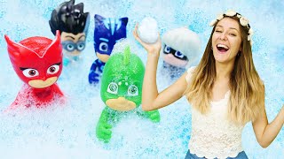 Los juguetes de PJ Masks se bañan en una piscina de burbujas Guardería Infantil Videos para niños [upl. by Stouffer]