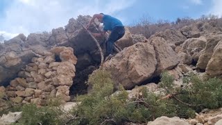 I wrestled rocks into submission crafting a sturdy shepherds refuge bushcraft [upl. by Lambard]