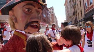 Gigantes y cabezudos San Fermin 2018 Pamplona Erraldoiak Giants and big heads [upl. by Odnalor843]