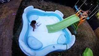 Piscine Mousse Bain moussant Géant BIO dans une piscine dans le Jardin pour fêter la fin de lété [upl. by Ettenig]