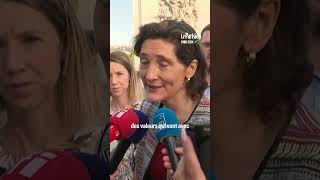 Paris  les « Agitos » symbole des Jeux paralympiques accrochés sur l’Arc de Triomphe [upl. by Cooke]