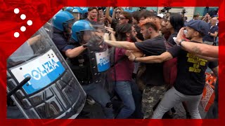 Roma incidenti alla manifestazione per il lavoro polizia respinge manifestanti [upl. by Outlaw]