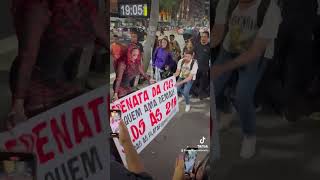 Famosos Glória Groove faz surpresa e canta na Avenida Paulista [upl. by Ahusoj]