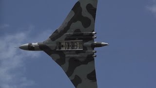 VULCAN XH558 TAKEOFF  DONCASTER AIRPORT UK HOWL RAF PILOT [upl. by Naut599]