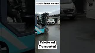 Gabelstapler fahren lernen Für die erste Fahrt Läuft Palette für Mobilzäune auf Transporter laden [upl. by Ahsinrat]