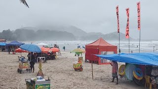 Chove sem parar em Ubatuba SP nesse domingo 240324 turistas na praia com chuva mesmo [upl. by Busby344]