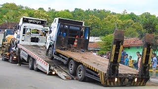 BIG Digger Excavator Transport By Self Loader Truck Mobilisasi Alat Berat CAT 336D LME CAT 320D [upl. by Odnalor]