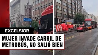 Mujer invade carril de Metrobús en CDMX y [upl. by Esinyt75]