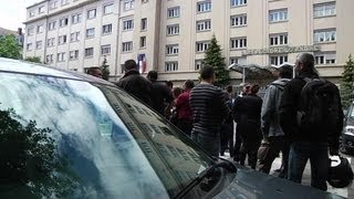 Les policiers continuent dexprimer leur colère après la mise en examen de leur collègue [upl. by Okikuy57]