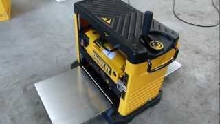 Raboteuse portative Dewalt DW733GB Portable Thicknesser [upl. by Vijnas]