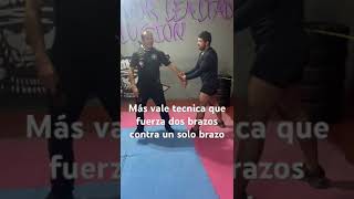 Kyusho y manejo articularMás vale técnica que fuerza dos brazos contra un solo brazo [upl. by Jarl206]