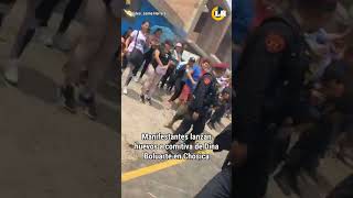 Manifestantes lanzan huevos a comitiva de presidenta Dina Boluarte en Chosica [upl. by Ennaehr586]