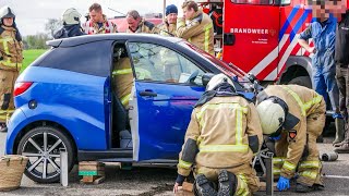 Brandweer komt met spoed ter plaatse bij ongeval tussen 2 voertuigen in Koekange  beelden ongeval [upl. by Lawry]