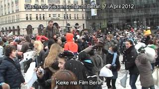 Flashmob Kissenschlacht  Berlin 7 April 2012 Pariser Platz am Brandenburger Tor [upl. by Einnahpets]