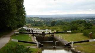 SouthEngland The Kennet and Avon Canal and the Caen Hill Locks in Devizes [upl. by Corie616]