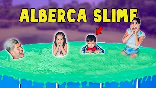 KIMA Y JUANITO LLENARON LA ALBERCA DE SLIME 😱 Jukilop  Kimberly Loaiza [upl. by Ericha]