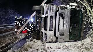 Schneeglätte Lkw kommt ins Schleudern und kippt um [upl. by Haiel289]