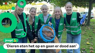 Honderden kinderen ruimen afval op [upl. by Yllil]