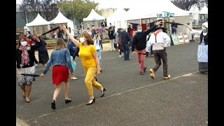 Danse bretonne adaptée par temps de COVID  la Cochinchine mode parapluie [upl. by Agripina941]