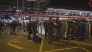 Schwere Ausschreitungen durch Hooligans in Köln  48 Verletzte Polizisten am 26102014  OTon [upl. by Teerpnam]