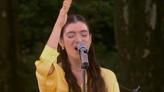 Lorde  Solar Power GMA Live [upl. by Ru879]