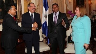 Presidente Medina recibe visita de cortesía de los humoristas Raymond y Miguel [upl. by Ardied]