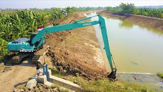 Long Reach Excavator Clearing The River Kobelco SK200 CAT 320D Komatsu PC200 [upl. by Par]