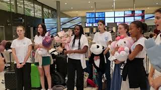 Il est bel et bon  Pierre PASSEREAU  Chœur de Filles de France à laéroport CDG [upl. by Led673]